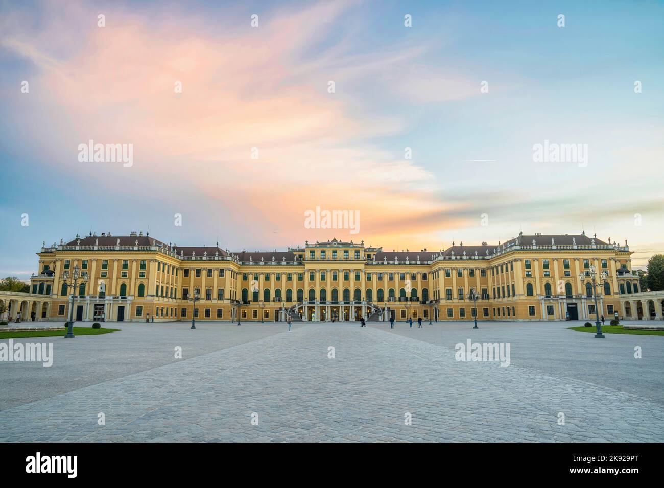 Vienne, Autriche - 10 octobre 2022 : palais de Schönbrunn au coucher du soleil avec nuages, château de Schönbrunn, résidence d'hiver des Habsbourg Banque D'Images