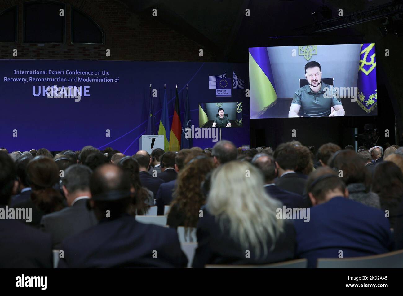 Berlin, Allemagne. 25th octobre 2022. Le président ukrainien Volodymyr Zelenskyy apparaît sur les écrans lorsqu’il parle par vidéo-conférence alors qu’il assiste à une conférence internationale d’experts pour la reconstruction en Ukraine sur 25 octobre 2022 à Berlin, en Allemagne. Le gouvernement allemand accueille une conférence internationale d'experts sur le redressement, la reconstruction et la modernisation de l'Ukraine. Photo par le bureau de presse de la chancelière allemande/UPI. Crédit : UPI/Alay Live News Banque D'Images