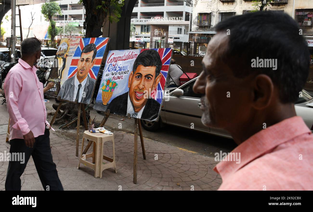 Mumbai, Maharashtra, Inde. 25th octobre 2022. Les gens marchent devant une peinture de Rishi Sunak peint à l'école d'art de Gurukul à Mumbai. L'affiche a été peinte pour féliciter Rishi Sunak d'être devenu Premier ministre du Royaume-Uni. (Image de crédit : © Ashish Vaishnav/SOPA Images via ZUMA Press Wire) Banque D'Images