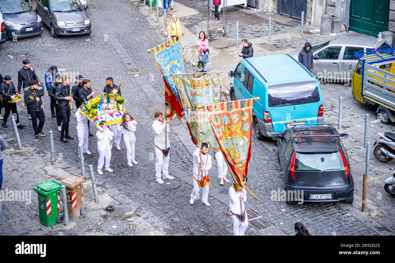 22 avril 2022-procession avec des personnes vêtues de blanc dans la rue de Naples portant de nombreuses bannières religieuses Banque D'Images