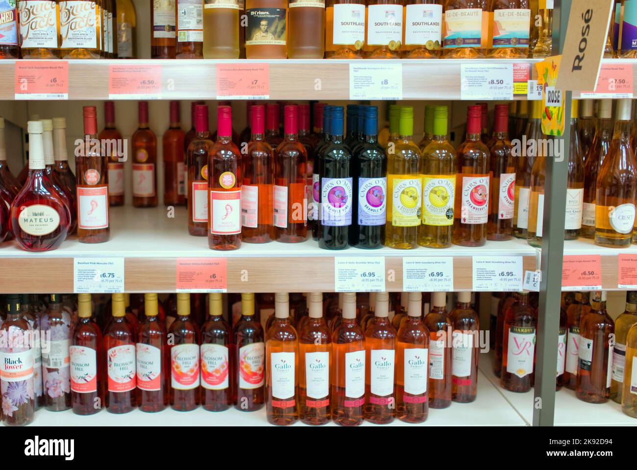 supermarché allée vin rose Banque D'Images