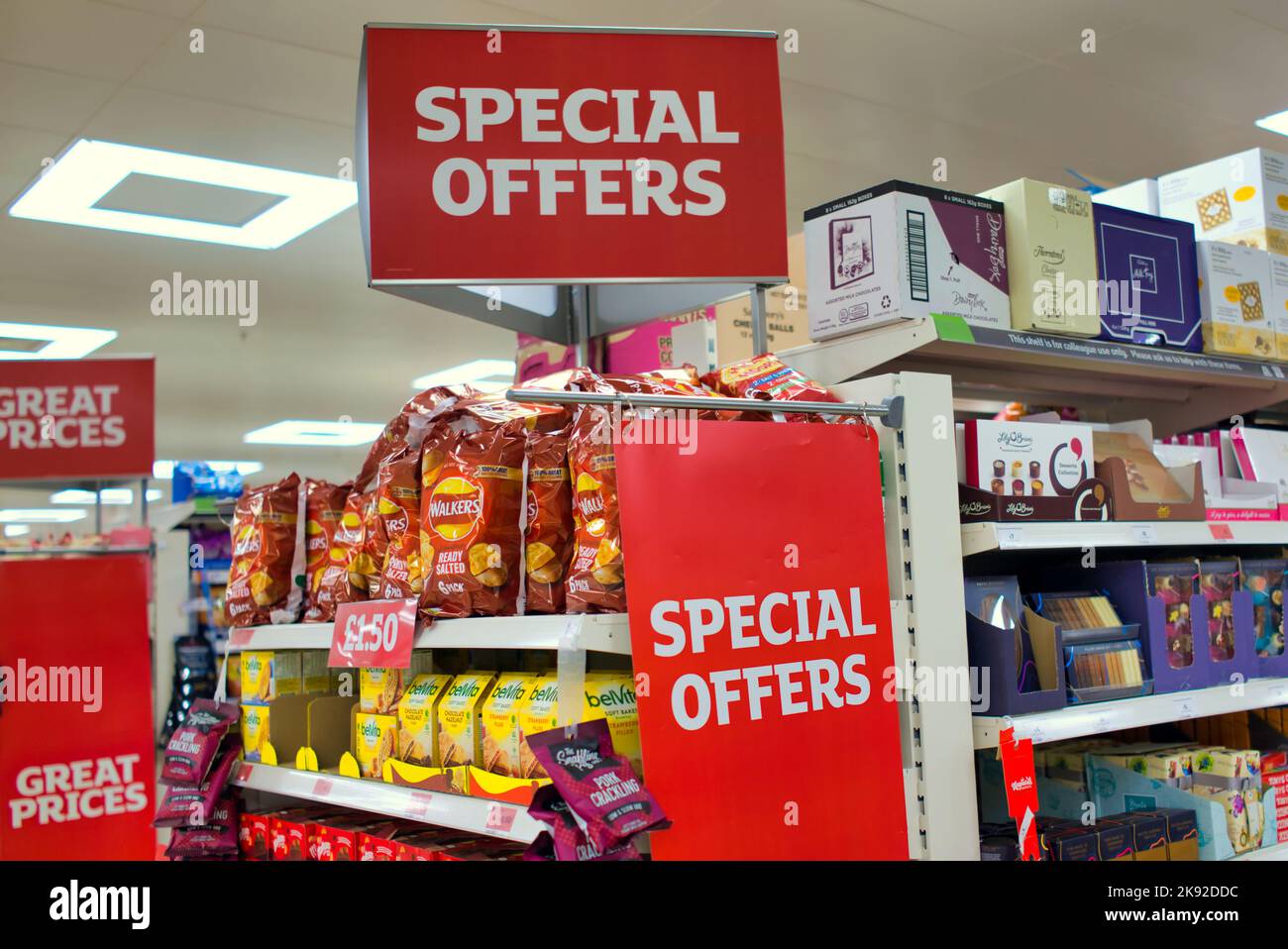 affiche des offres spéciales dans l'allée du supermarché Banque D'Images