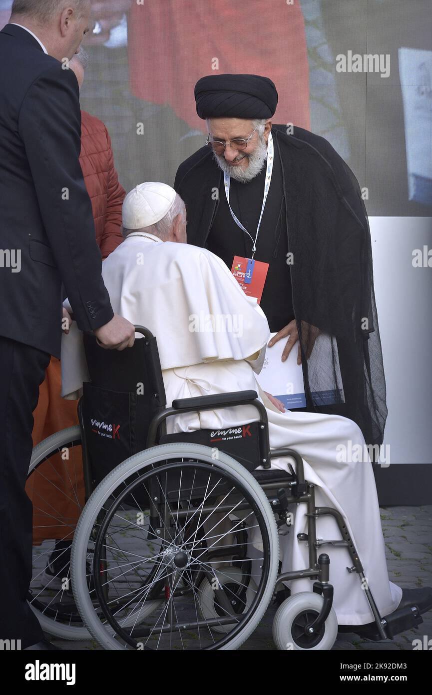 Rome, Italie. 25th octobre 2022. Le pape François salue Sayyid Ali al-Husseini al-Sistani, qui participe avec des représentants de différentes religions à la réunion œcuménique de prière "le cri pour la paix - religions et cultures en dialogue" au Colisée sur 25 octobre 2022 à Rome, en Italie. Photo de Spaziani/UPI crédit: UPI/Alay Live News Banque D'Images