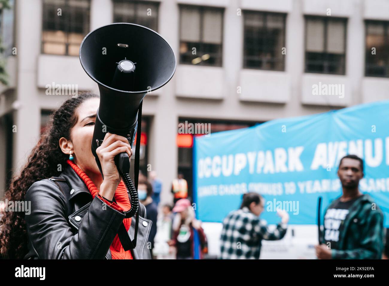 Activiste avec XR Rebellion mène un chant comme autre bloc Park Avenue ...