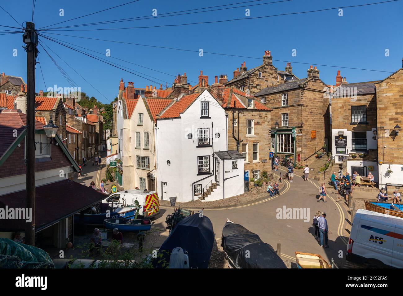 Robin Hood's Bay, Royaume-Uni: Dock Cottage Holiday let and the Bay Hotel sur King Street dans le pittoresque village de pêcheurs du Yorkshire Banque D'Images