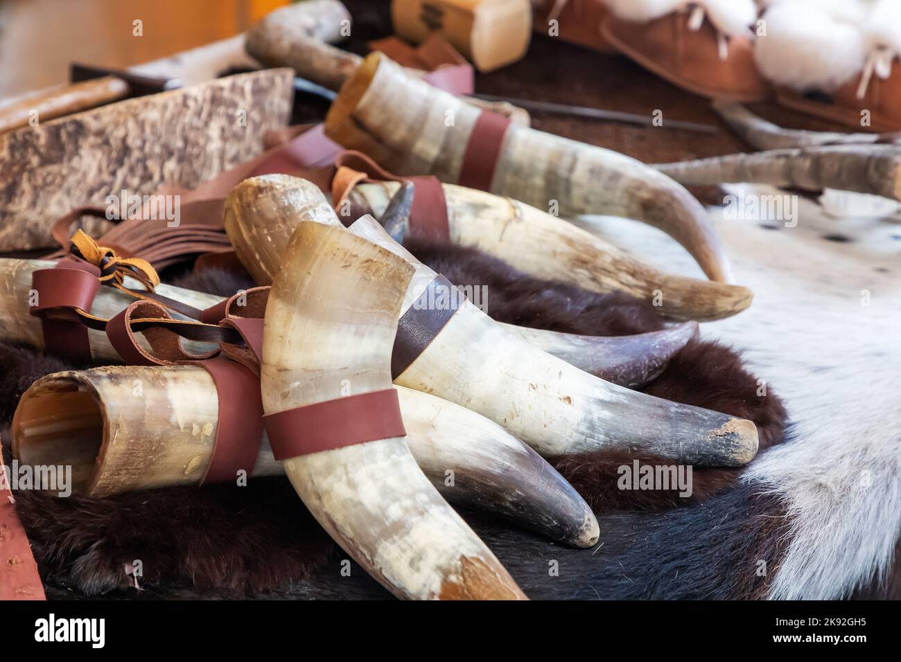gros plan en vue horizontale des cornes traditionnellement utilisées par vikings pour boire de la bière et de la bière. gros plan de trois cornes traditionnellement utilisées par vikings pour boire de la bière Banque D'Images