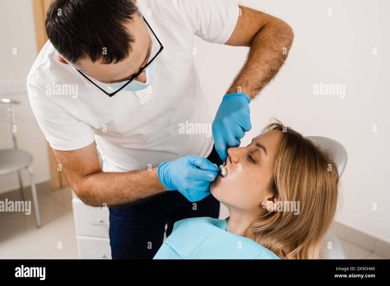 Le médecin insère le plateau d'impression et fait la fonte des dents au patient en dentisterie avant l'implantation dentaire. Procédure de création de prothèses dentaires, c Banque D'Images