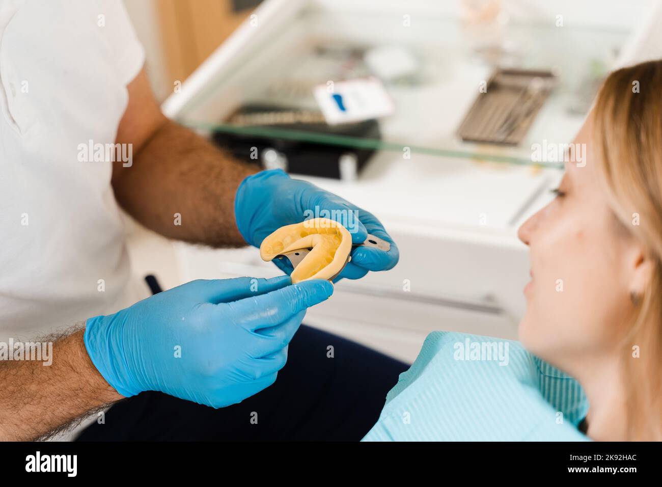 Le médecin insère le plateau d'impression et fait la fonte des dents au