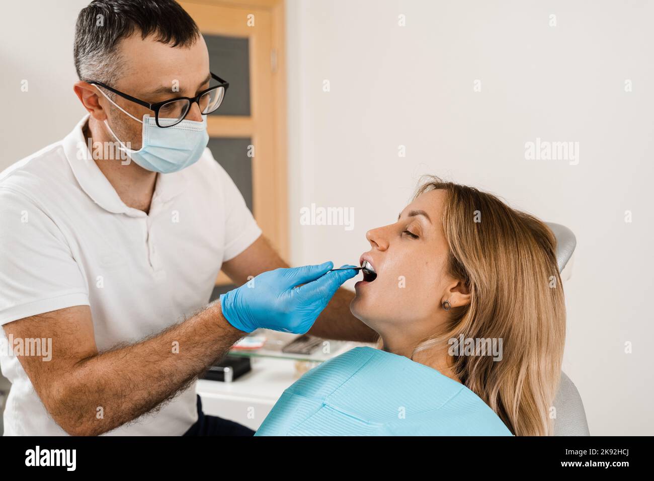 Le médecin insère le plateau d'impression et fait la fonte des dents au