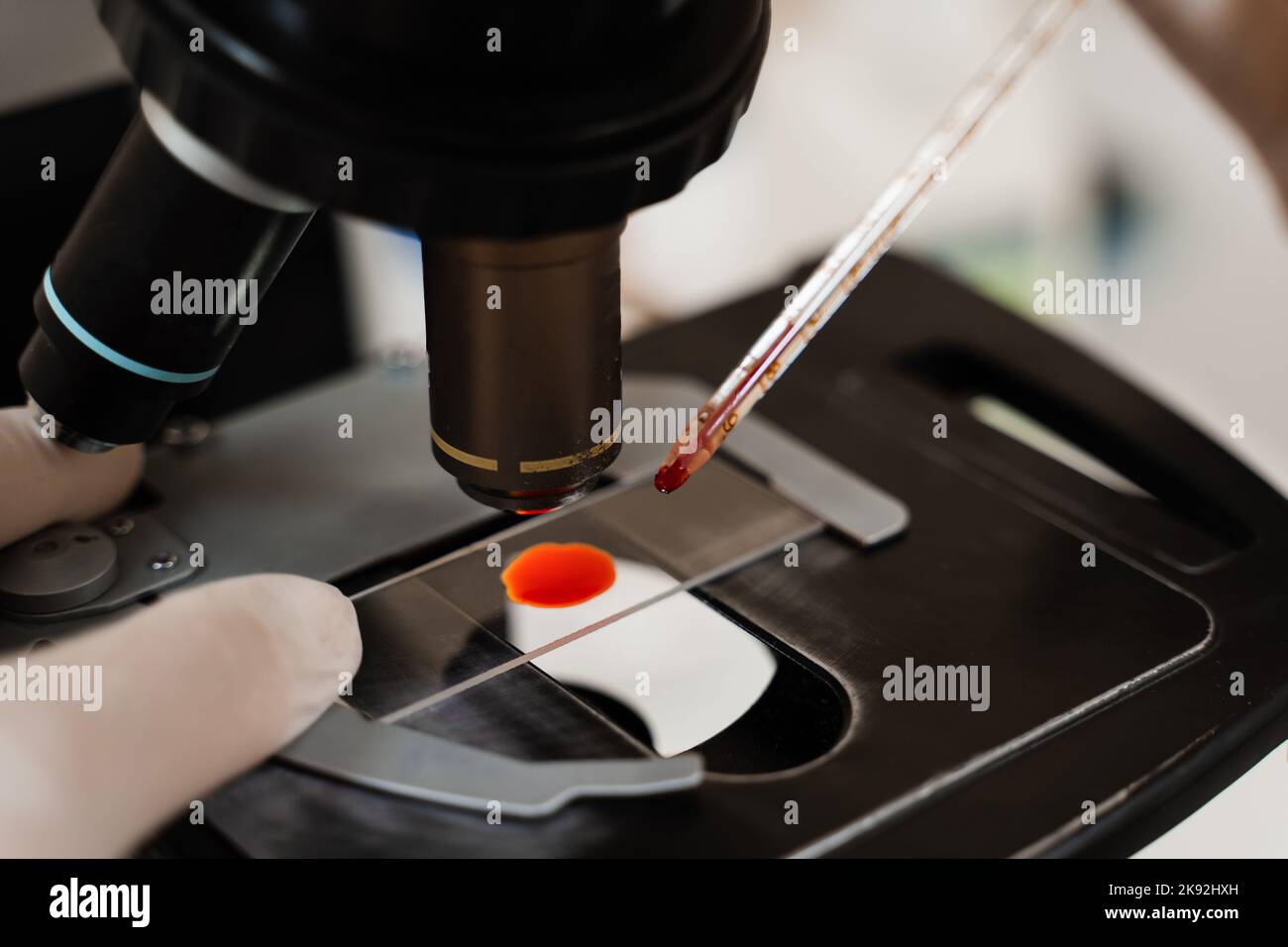 Analyse de sang à l'aide d'un microscope en laboratoire. Équipement ...