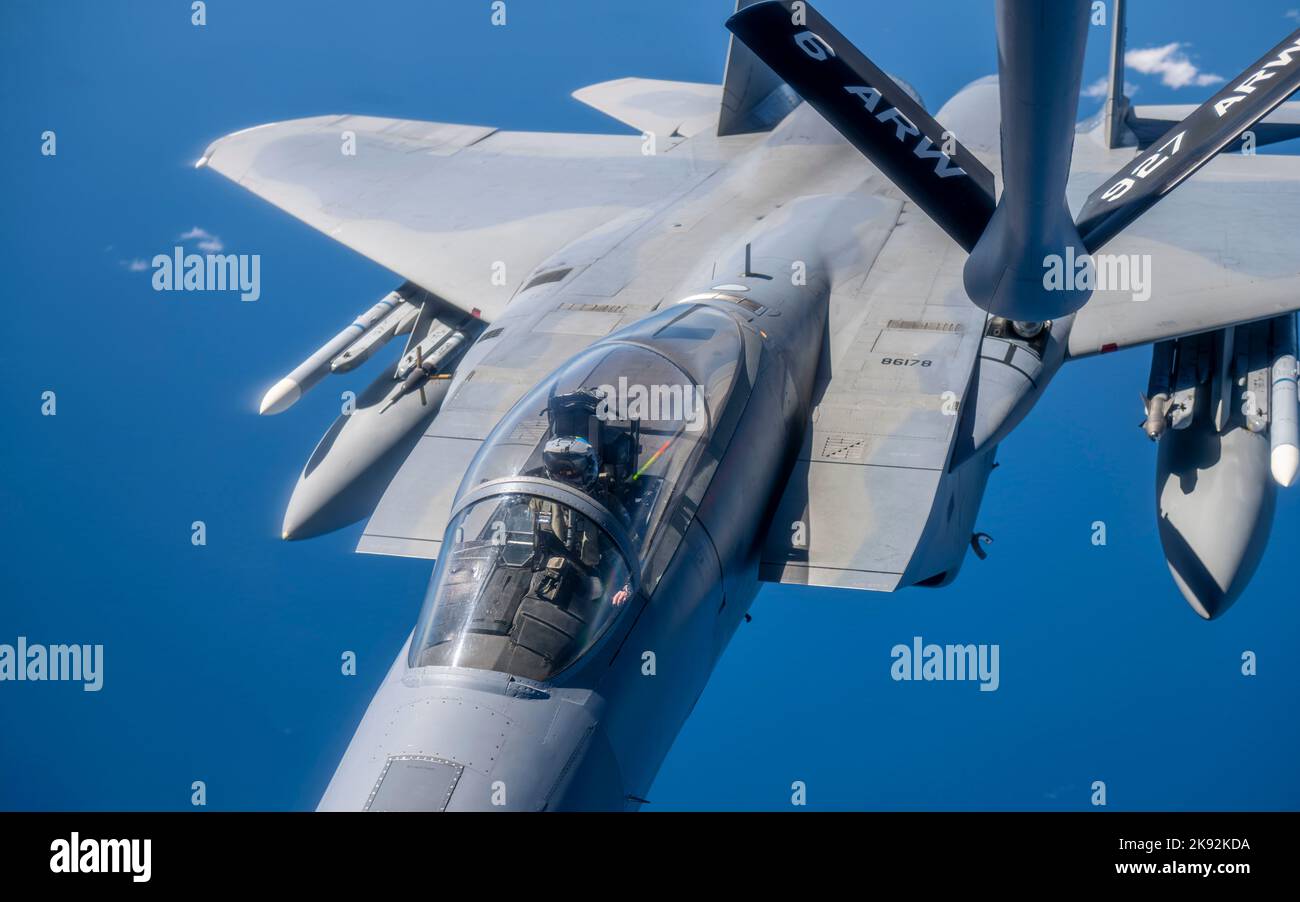 Un F-15C Eagle, affecté à la 125th Fighter Wing, la 125th Fighter Wing Wing de la Garde nationale aérienne de Jacksonville, a reçu du carburant d'un KC-135 Stratotanker affecté à la base aérienne de MacDill, en Floride, au-dessus du sud-est des États-Unis, le 20 octobre 2022. Le KC-135 est capable de transférer plus de carburant dans sa rampe en huit minutes qu'une pompe de station-service ne pourrait pomper en 24 heures. (É.-U. Photo de la Force aérienne par Airman classe 1st Lauren Cobin) Banque D'Images