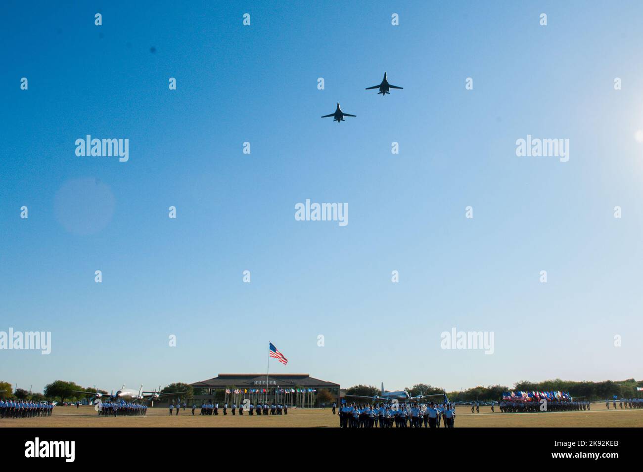 Plus de 700 aviateurs affectés à l'escadron d'entraînement 331st sont diplômés de l'entraînement militaire de base à la base conjointe San Antonio-Lackland, Texas, 12-13 octobre 2022. Le Col Joseph Kramer, commandant, 7th, Escadre Bomb, base aérienne de Dyess, Texas, a passé en revue la cérémonie. (É.-U. Photo de la Force aérienne par Gregory Walker) Banque D'Images