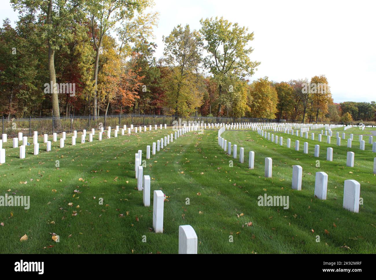 Des rangées d'anciens combattants sont tombes en automne au cimetière national de fort Sheridan, dans l'Illinois Banque D'Images