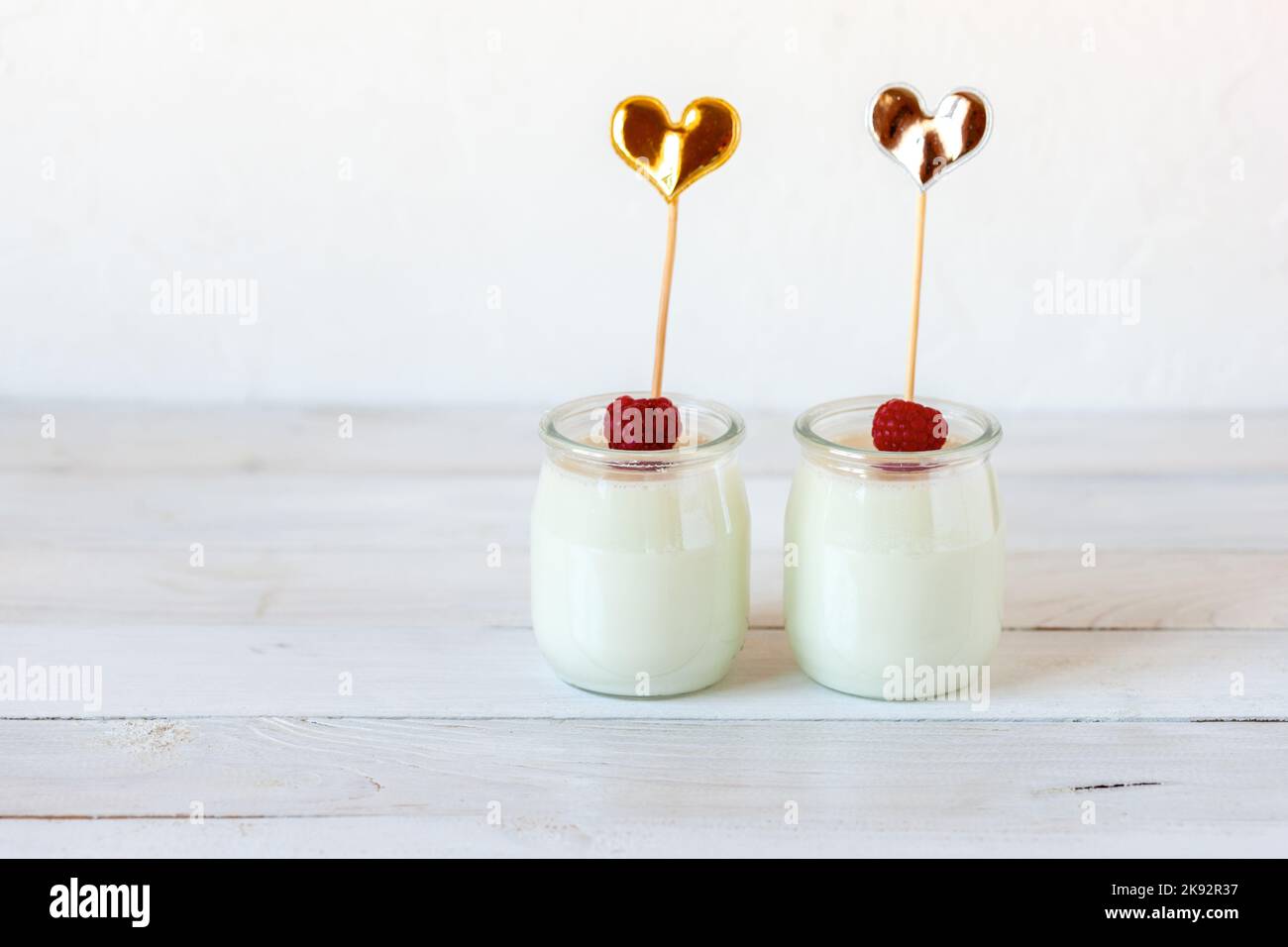 Deux portions de yaourt, une idée pour le petit déjeuner de la Saint-Valentin Banque D'Images