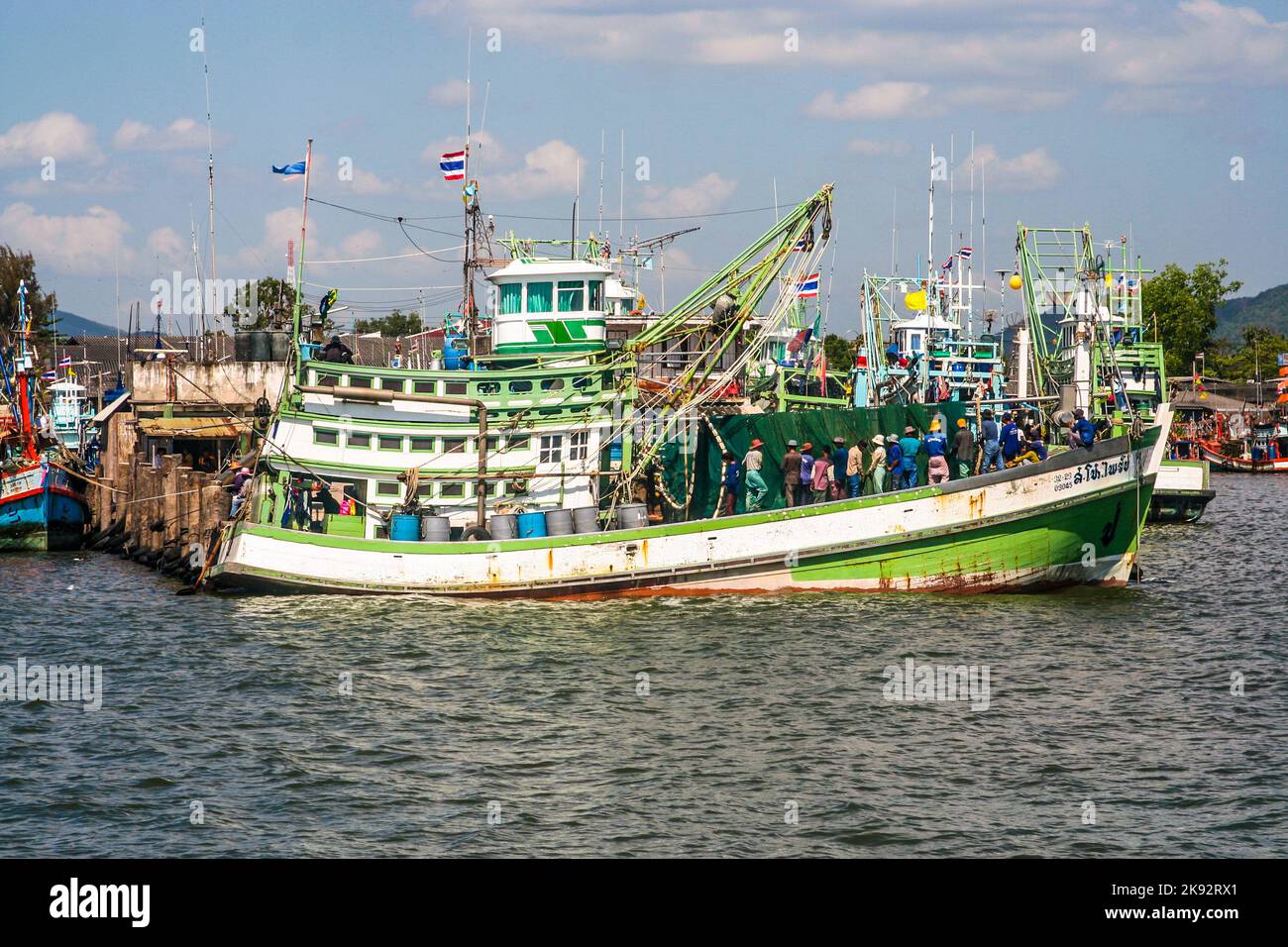 TAMBON PHE, THAÏLANDE - APR 2, 2006: bateau de pêche local en bois dans le port de Tambon Phe, Thaïlande. La pêche est une industrie importante en Thaïlande. Banque D'Images