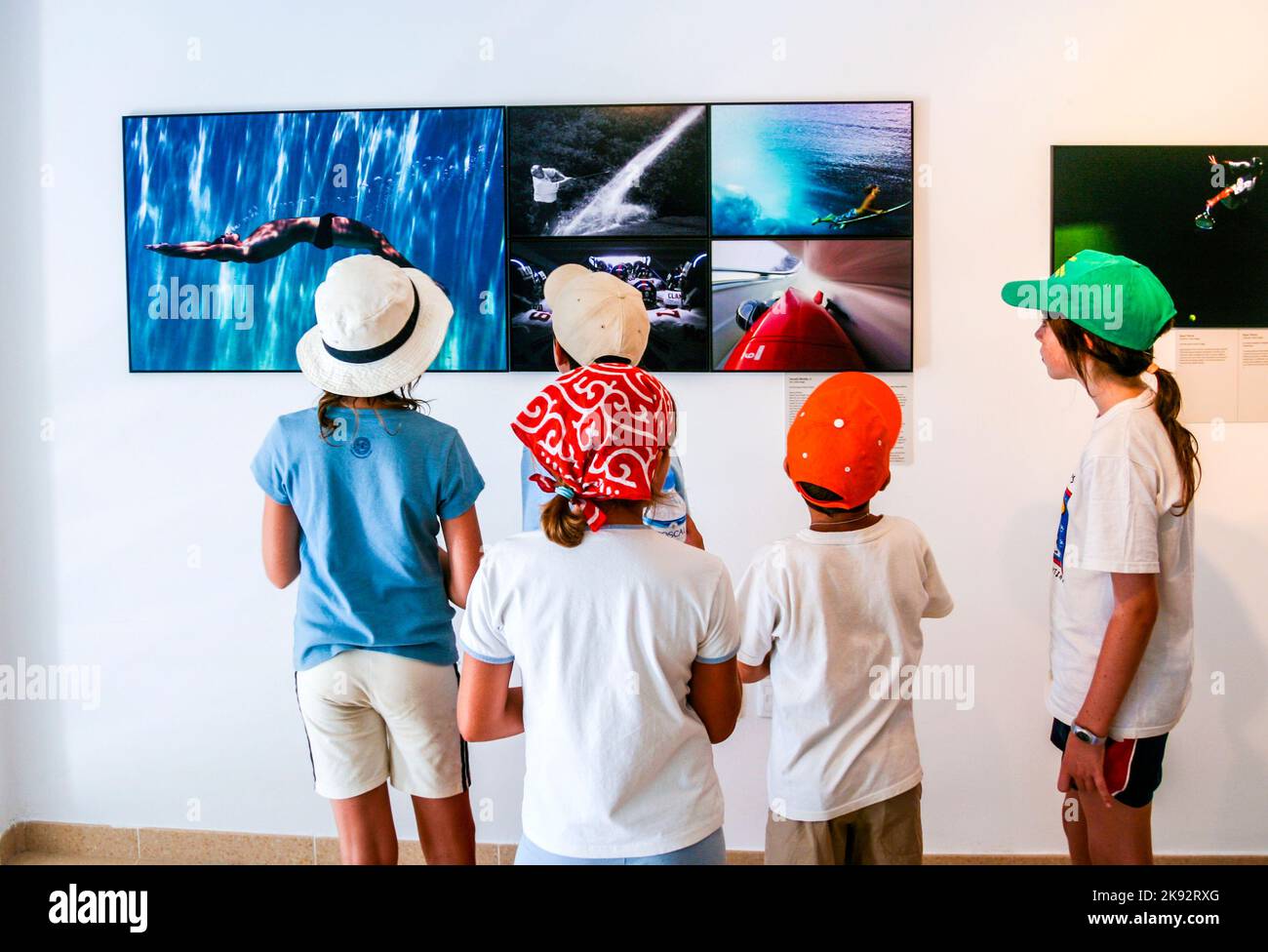 ARRECIFE, ESPAGNE - 7 AOÛT 2006 : les gens regardent l'exposition de la World Press photo à Arecife, Espagne. L'objectif principal de l'organisation est de supporter Banque D'Images