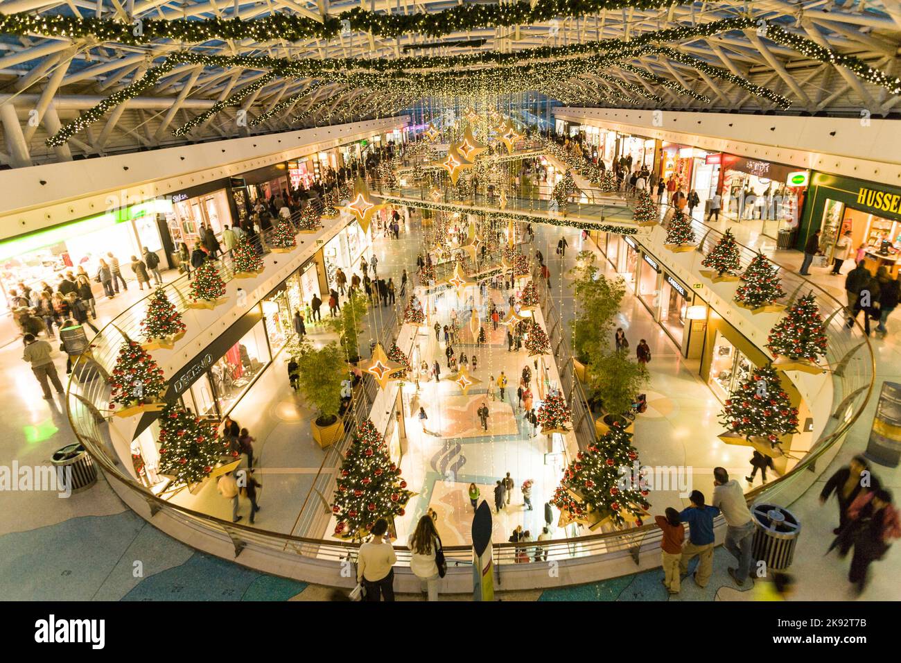 LISBONNE, PORTUGAL - DEC 27, 2008: Centre commercial Vasco da Gama (zone d'exposition) à Lisbonne, Portugal. Il est proche de la célèbre station de métro Oriente à 75 M. Banque D'Images