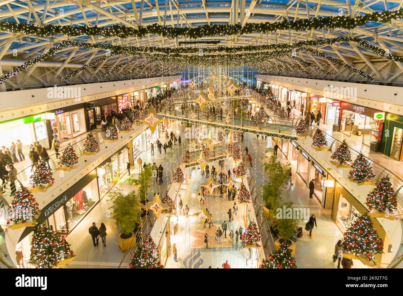 LISBONNE, PORTUGAL - DEC 27, 2008: Centre commercial Vasco da Gama (zone d'exposition) à Lisbonne, Portugal. Il est proche de la célèbre station de métro Oriente à 75 M. Banque D'Images