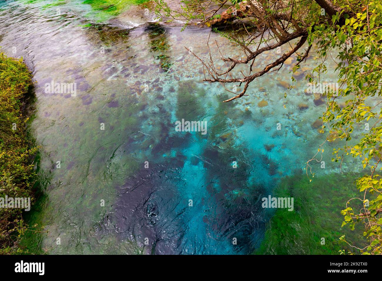 Blue Eye source , piscine naturelle de plus de cinquante mètres de profondeur avec eau claire et douce, près de Sarande dans le pays de Vlore dans le sud de l'Albanie Banque D'Images