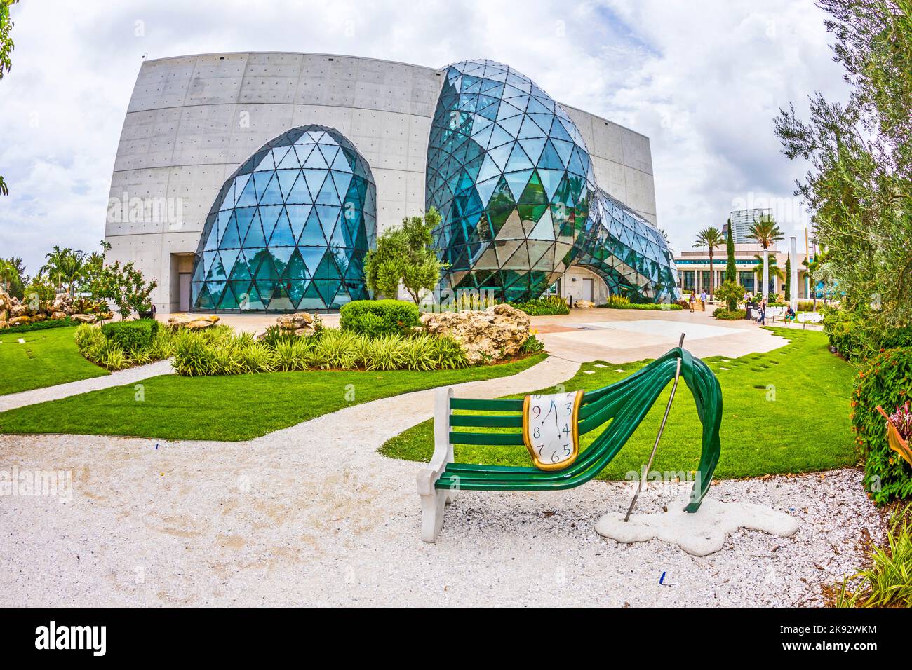 ST. PETERSBURG, Etats-Unis - 25 JUILLET 2013 : extérieur du musée Salvador Dali à Saint-Pétersbourg, FL, Etats-Unis. Le musée possède l'une des plus grandes collections d'œuvres Banque D'Images