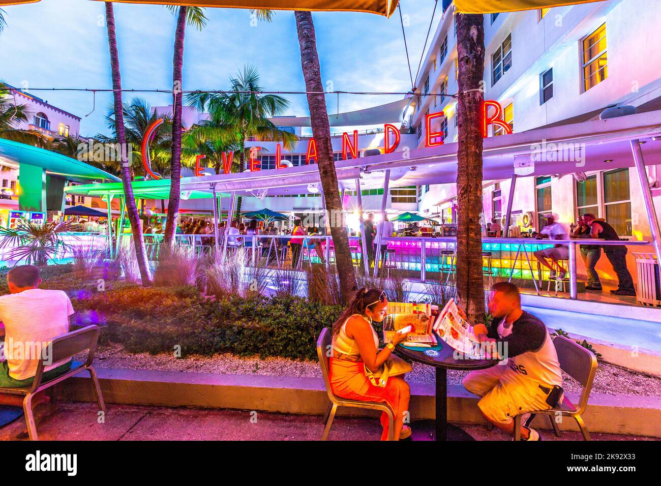 MIAMI, États-Unis - 3 AOÛT 2013 : vie nocturne au bar clevelander à Ocean Drive à Miami, États-Unis. La vie nocturne de South Beach est l'un des principaux attraits touristiques Banque D'Images