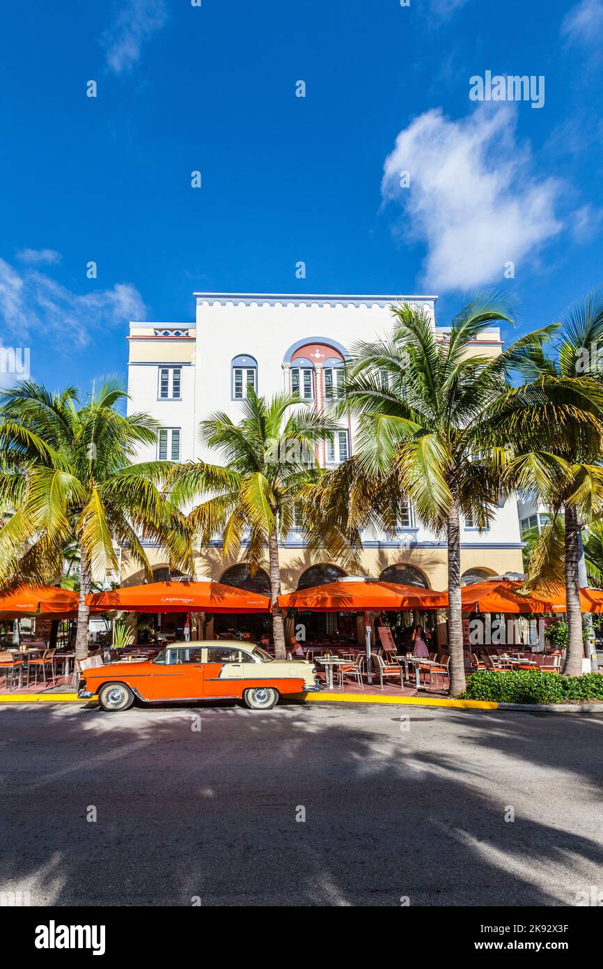 MIAMI, États-Unis - 5 AOÛT 2013 : l'hôtel Art Deco Edison et une voiture oldsmobile classique sur Ocean Drive, South Beach, Miami, États-Unis. Les voitures classiques sont autorisées à Banque D'Images