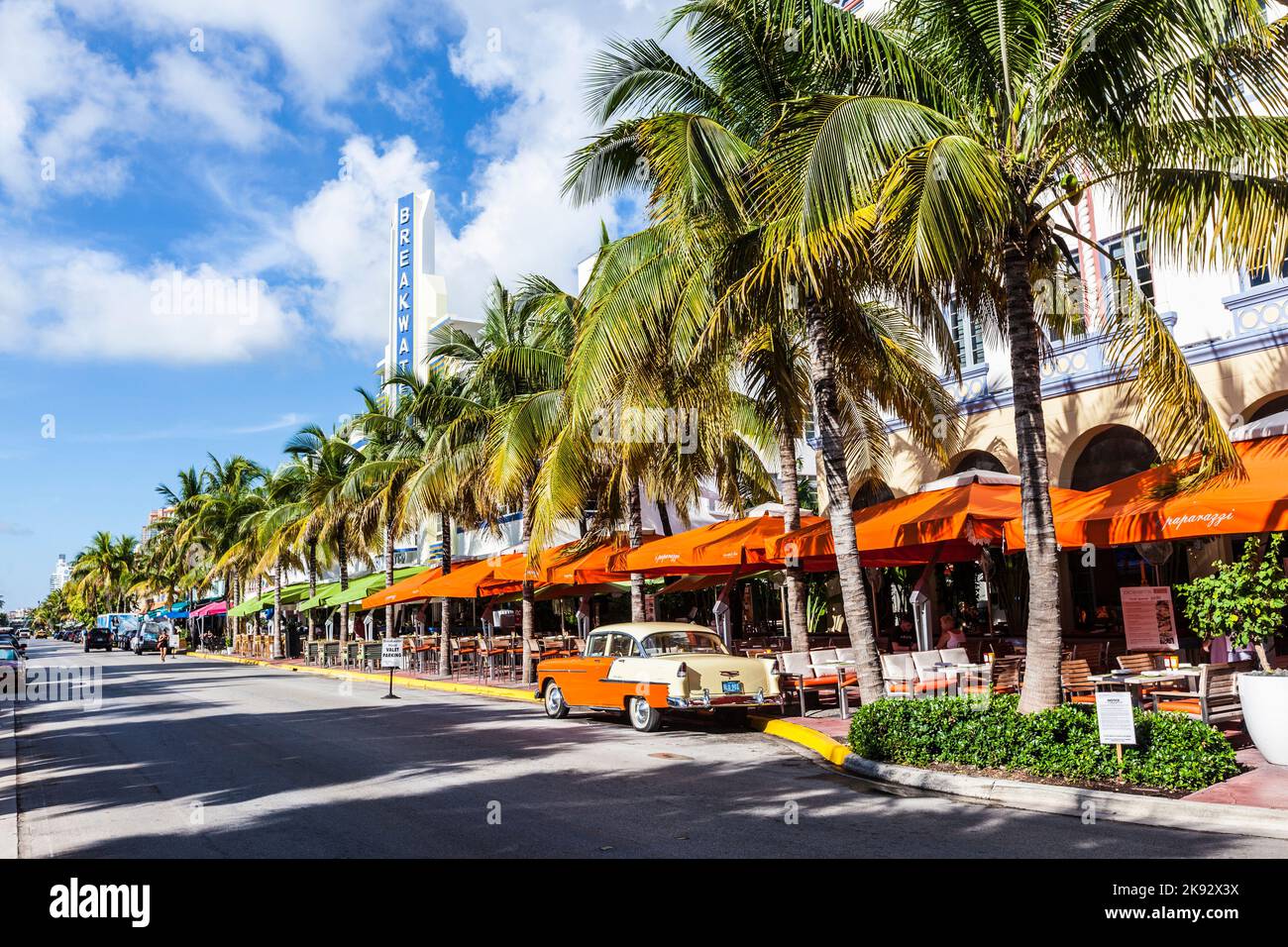 MIAMI, États-Unis - 5 AOÛT 2013 : l'hôtel Art Deco Edison et une voiture oldsmobile classique sur Ocean Drive, South Beach, Miami, États-Unis. Les voitures classiques sont autorisées à Banque D'Images