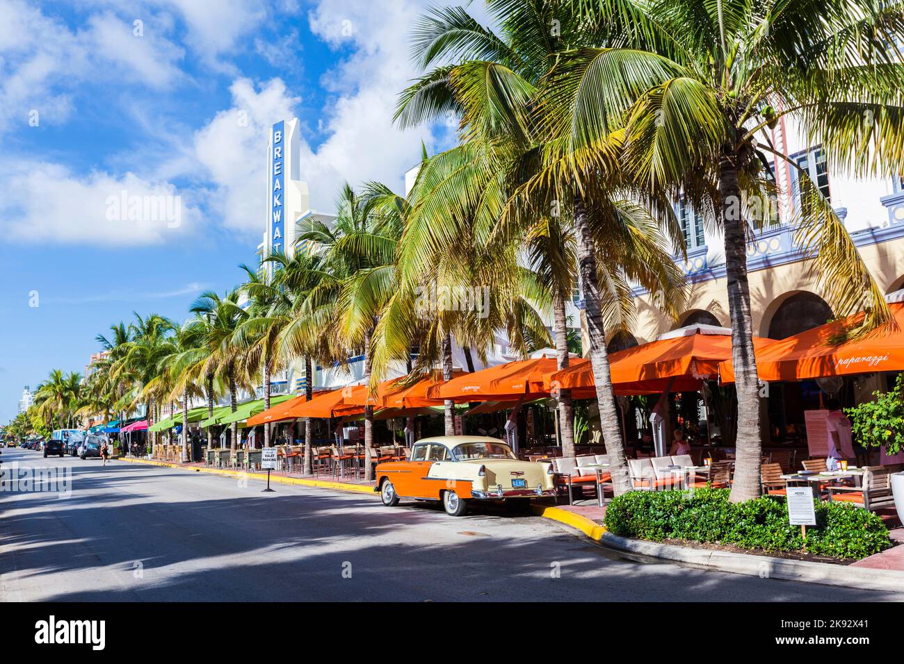 MIAMI, États-Unis - 5 AOÛT 2013 : l'hôtel Art Deco Edison et une voiture oldsmobile classique sur Ocean Drive, South Beach, Miami, États-Unis. Les voitures classiques sont autorisées à Banque D'Images