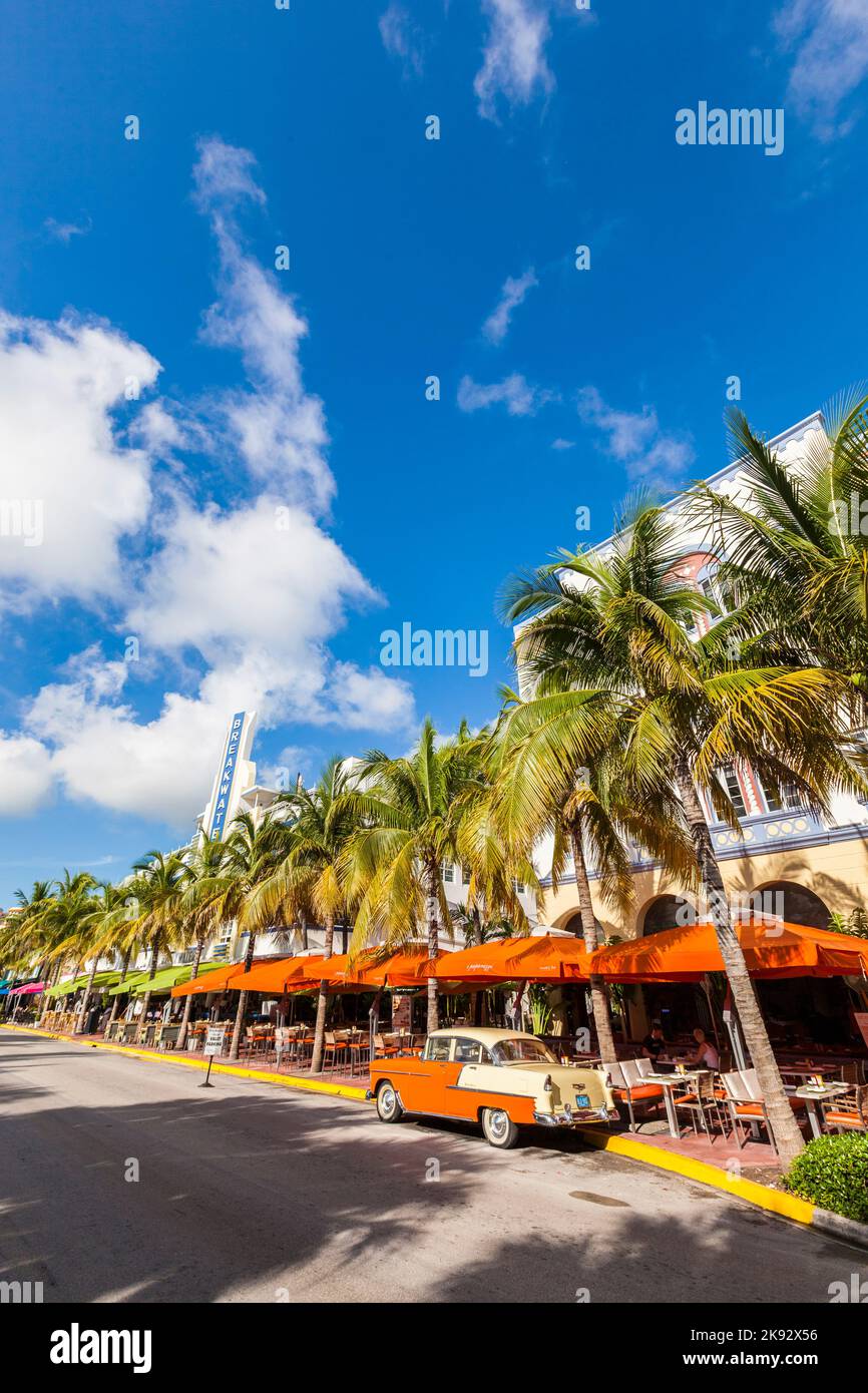 MIAMI, États-Unis - 5 AOÛT 2013 : l'hôtel Art Deco Edison et une voiture oldsmobile classique sur Ocean Drive, South Beach, Miami, États-Unis. Les voitures classiques sont autorisées à Banque D'Images