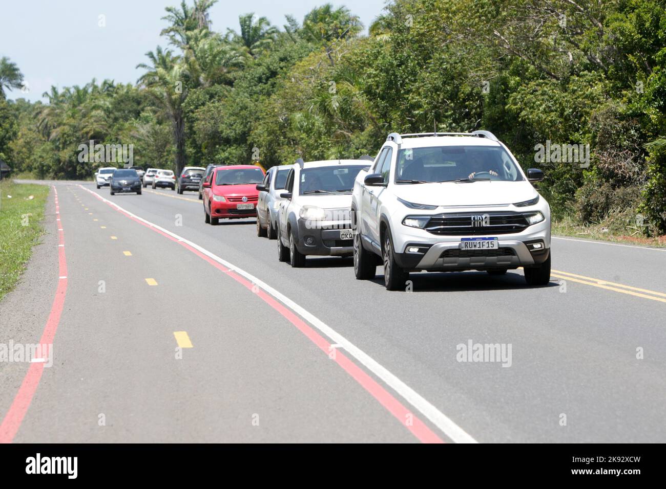 ilheus, bahia, brésil - 7 octobre 2022: Vue des véhicules circulant le long de l'autoroute nationale BA 001 dans le tronçon entre la ville d'Ilheus et Itaca Banque D'Images