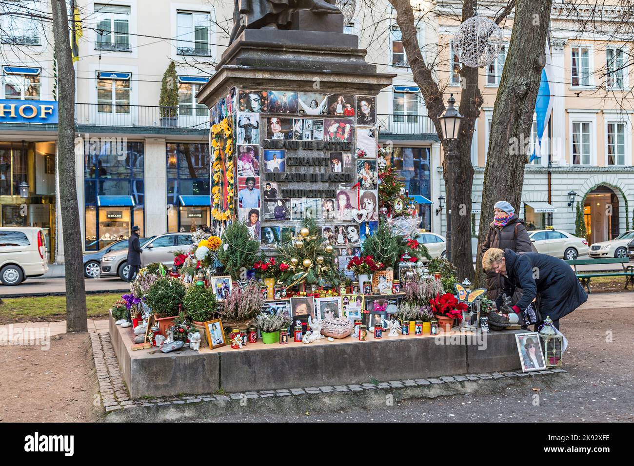 MUNICH, ALLEMAGNE - DEC 27, 2013 : les gens se souviennent de Michael Jackson avec des cartes et des lettres à la statue d'Orlando di Lasso à Munich, Allemagne. Jackson Banque D'Images