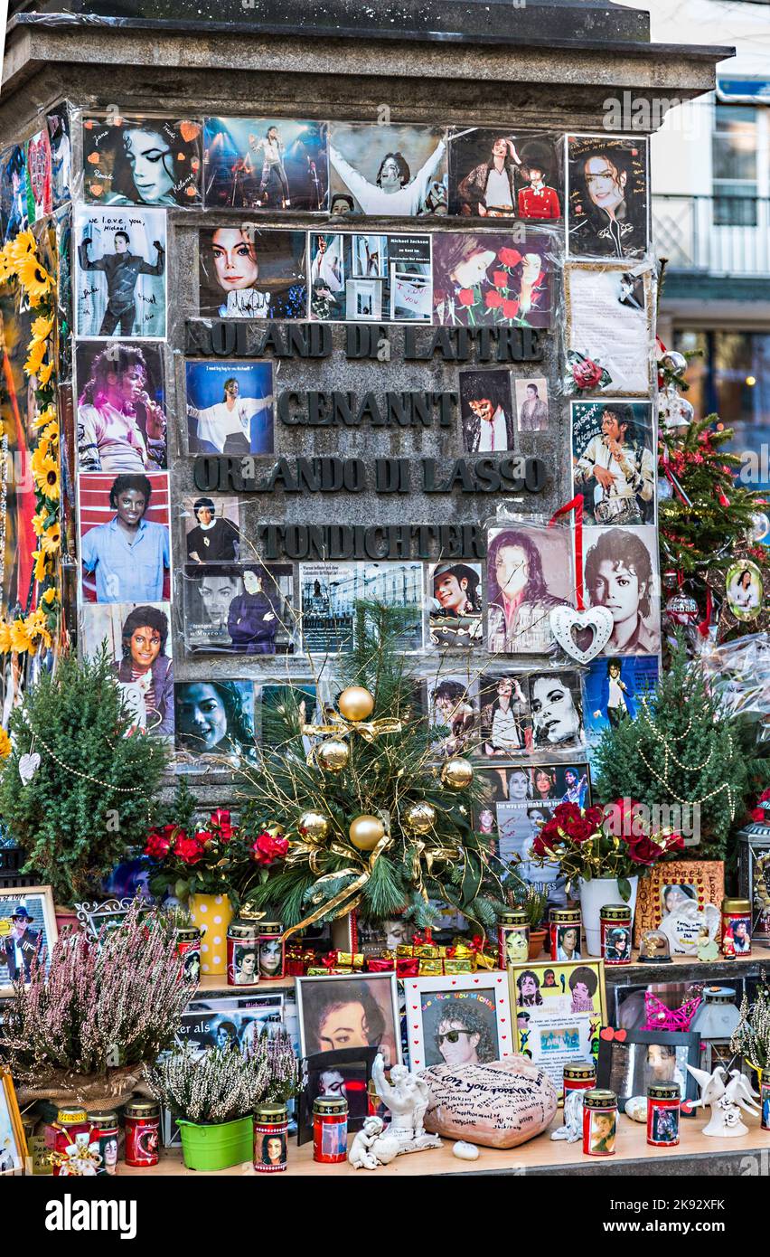 MUNICH, ALLEMAGNE - DEC 27, 2013 : les gens se souviennent de Michael Jackson avec des cartes et des lettres à la statue d'Orlando di Lasso à Munich, Allemagne. Jackson Banque D'Images