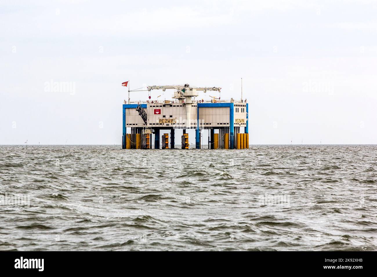 HARLINGEN, NEDERLANDE - 10 AOÛT 2014 : plate-forme pétrolière offshore près de Harlingen, Nederlande. La production de pétrole est un facteur économique majeur aux pays-Bas. Banque D'Images