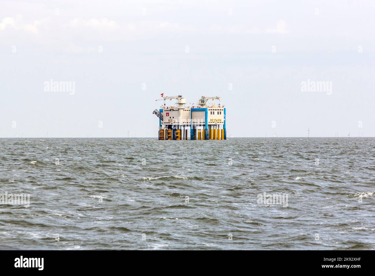 HARLINGEN, NEDERLANDE - 10 AOÛT 2014 : plate-forme pétrolière offshore près de Harlingen, Nederlande. La production de pétrole est un facteur économique majeur aux pays-Bas. Banque D'Images