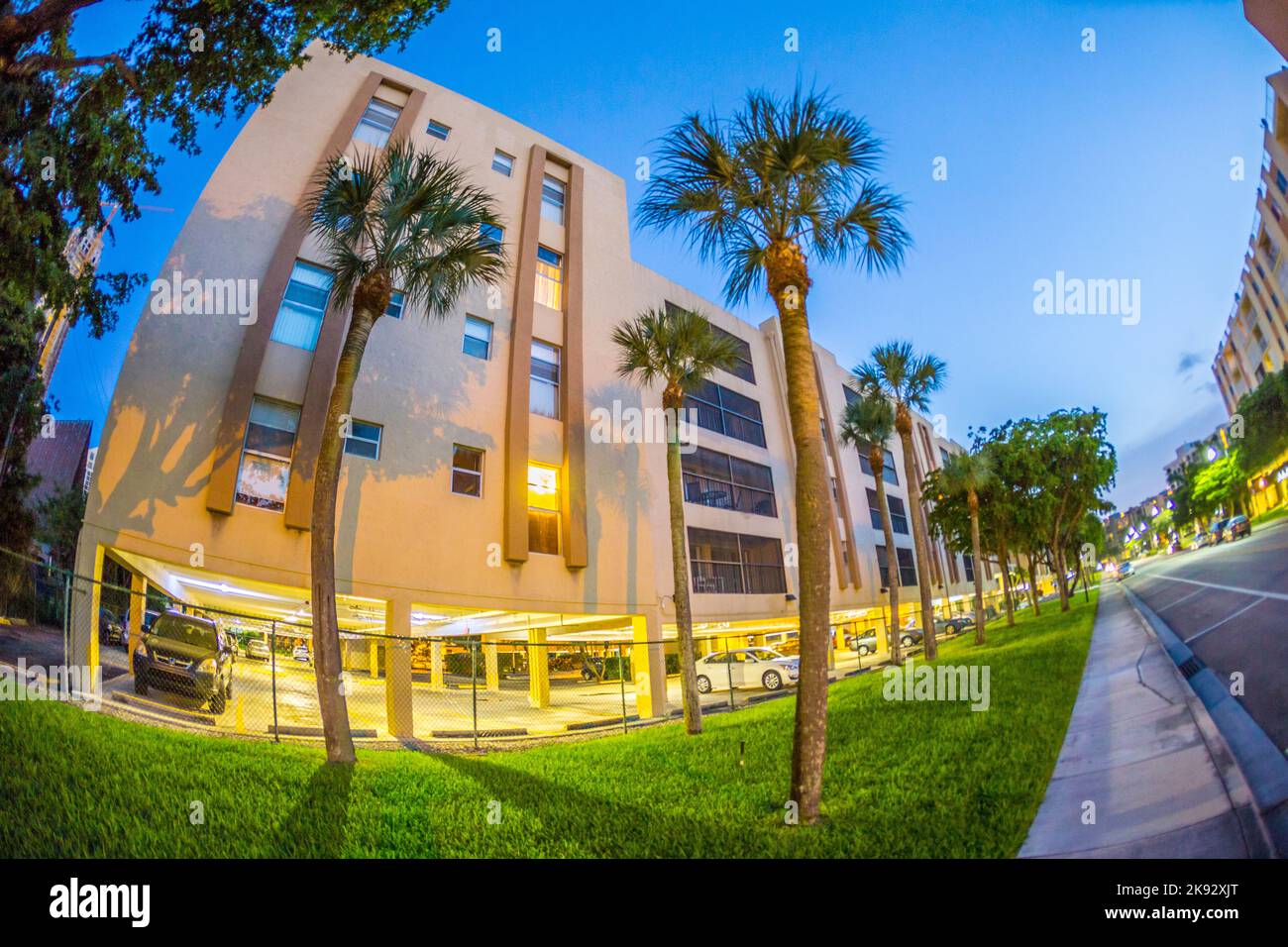 SUNNY ISLES BEACH, États-Unis - 18 AOÛT 2014 : gratte-ciel en bord de mer à Sunny Isles Beach, États-Unis. Sunny Isles Beach est également appelé Riviera de Floride. Banque D'Images
