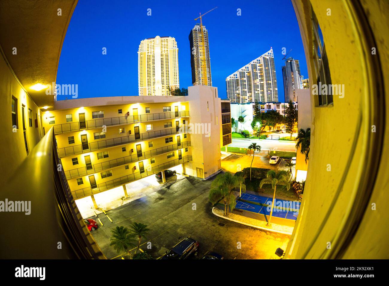 SUNNY ISLES BEACH, États-Unis - 18 AOÛT 2014 : gratte-ciel en bord de mer à Sunny Isles Beach, États-Unis. Sunny Isles Beach est également appelé Riviera de Floride. Banque D'Images