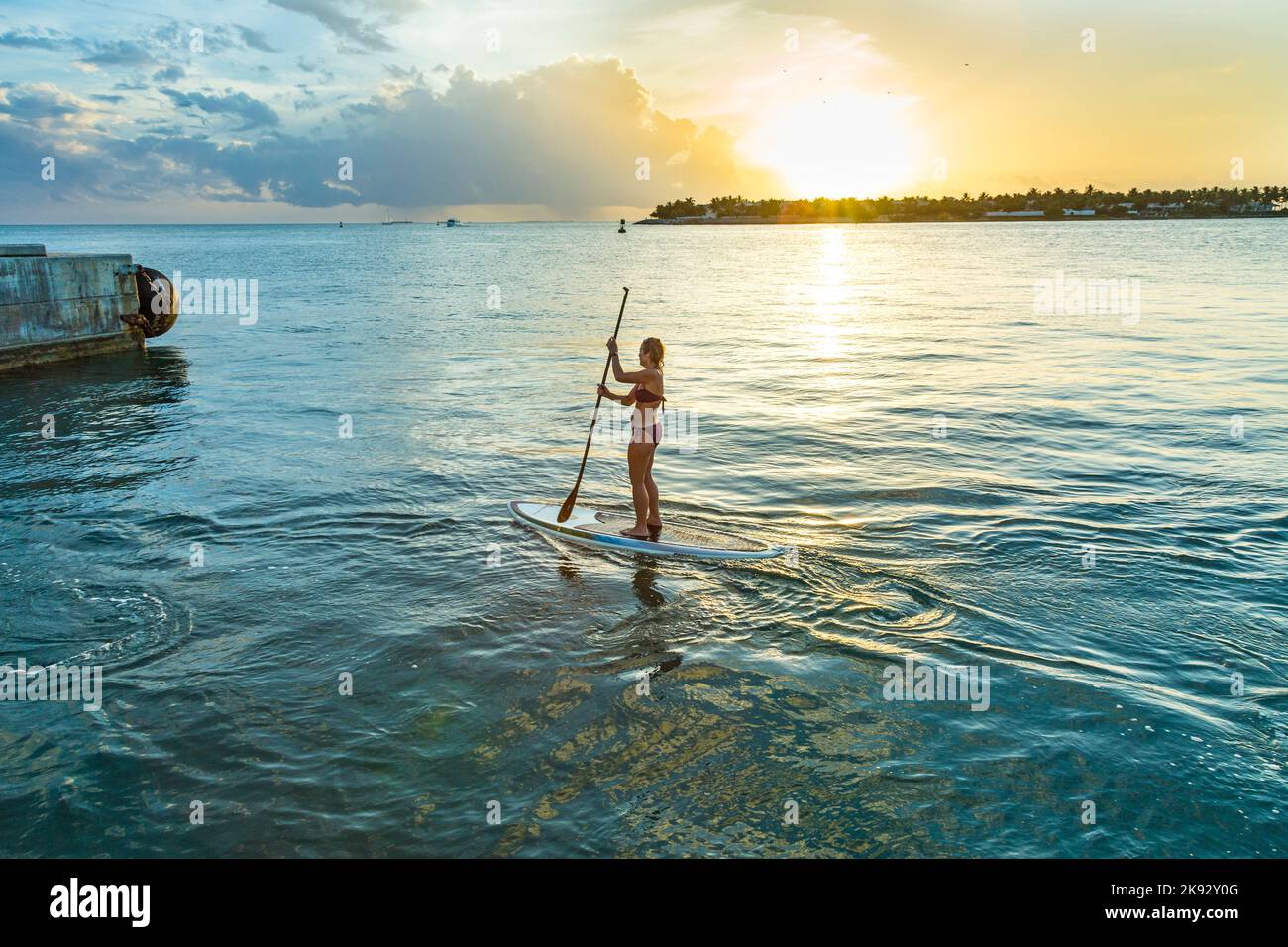 KEY WEST, États-Unis - 26 AOÛT 2014 : Woman aime faire du surf à cheval à Key West. Les cultures côtières se sont élevées à l'intérieur des canots et ont pagayé debout Banque D'Images