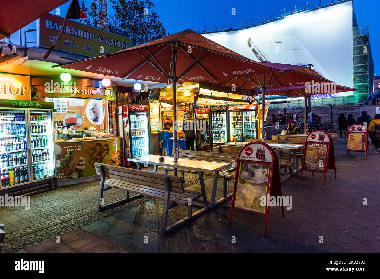 BERLIN, ALLEMAGNE - 27 NOVEMBRE 2014 : un kiosque à saucisse au curry vend la spécialité alimentaire de berlin le soir à Berlin, Allemagne. Currywurst est le plus famo Banque D'Images