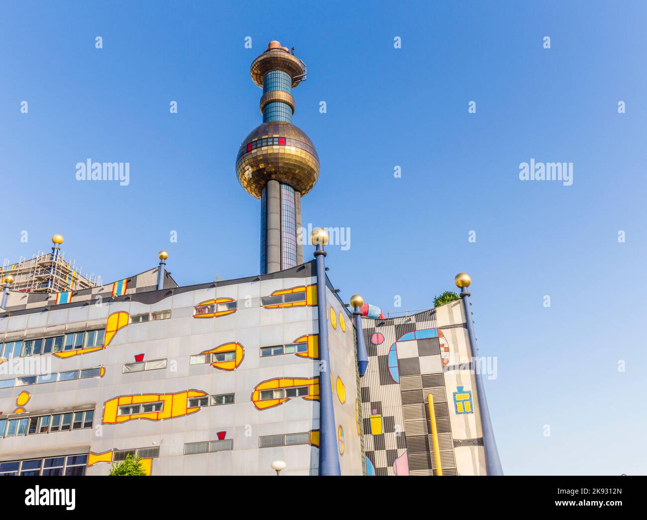 VIENNE, AUTRICHE - avril 24, 2015: L'usine de chauffage de District à Vienne, Autriche. Conçu par le célèbre artiste et architecte autrichien Friedensreich Hun Banque D'Images