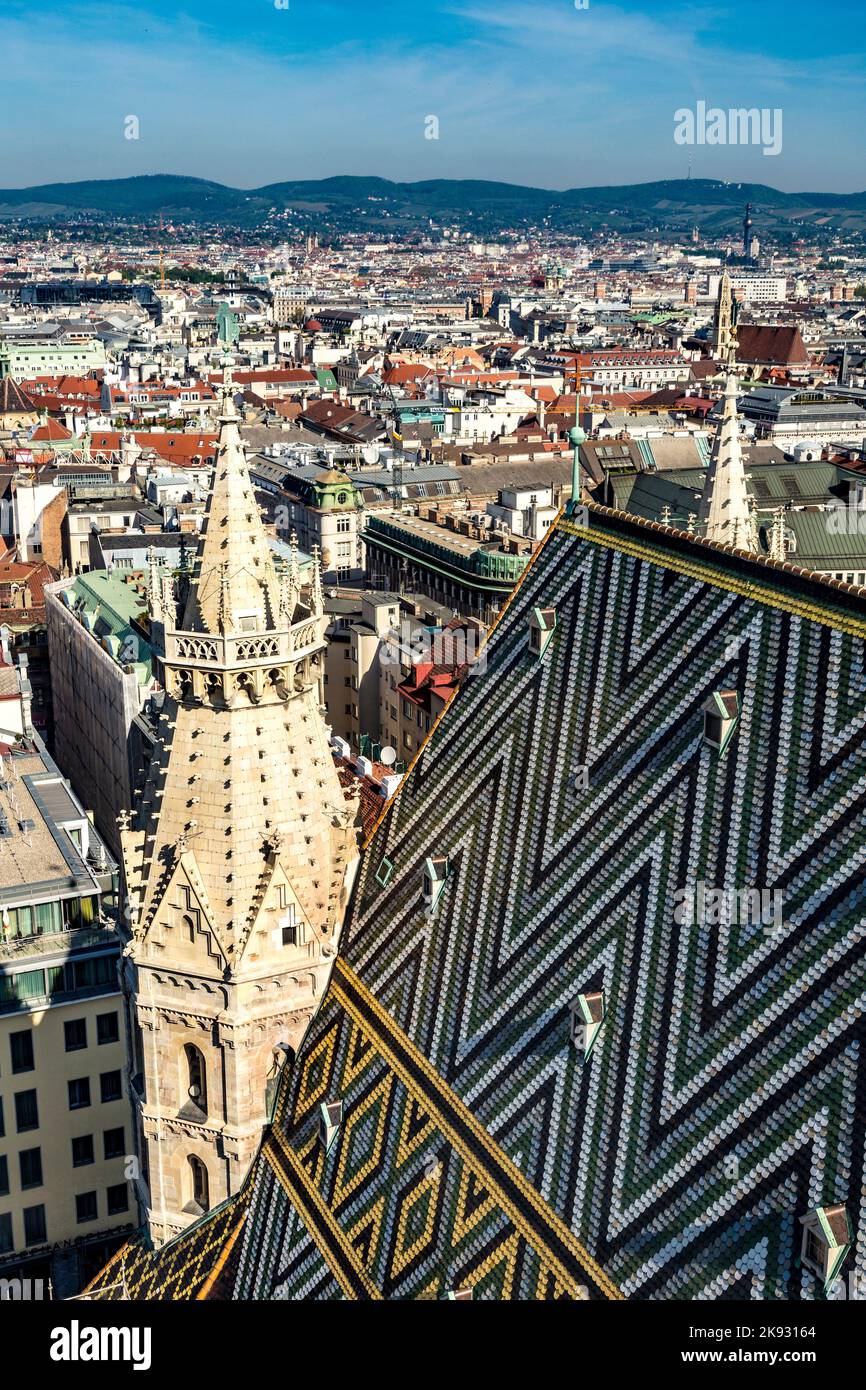 VIENNE, AUTRICHE - 24 avril 2015 : vue de Vienne depuis la cathédrale Saint-Etienne de Vienne, Autriche. La cathédrale a deux plates-formes ouvertes aux visiteurs. Banque D'Images