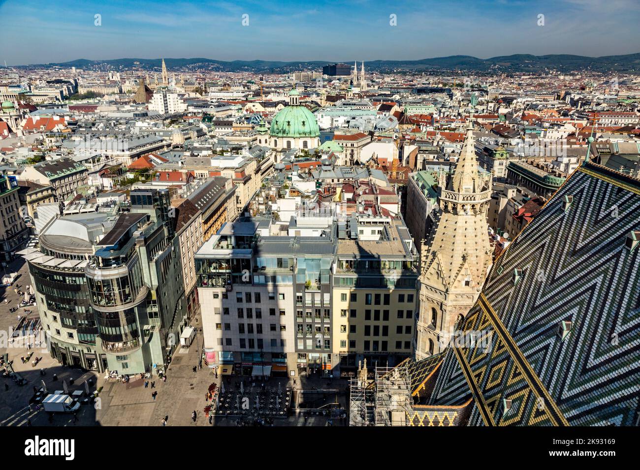 VIENNE, AUTRICHE - 24 avril 2015 : vue de Vienne depuis la cathédrale Saint-Etienne de Vienne, Autriche. La cathédrale a deux plates-formes ouvertes aux visiteurs. Banque D'Images