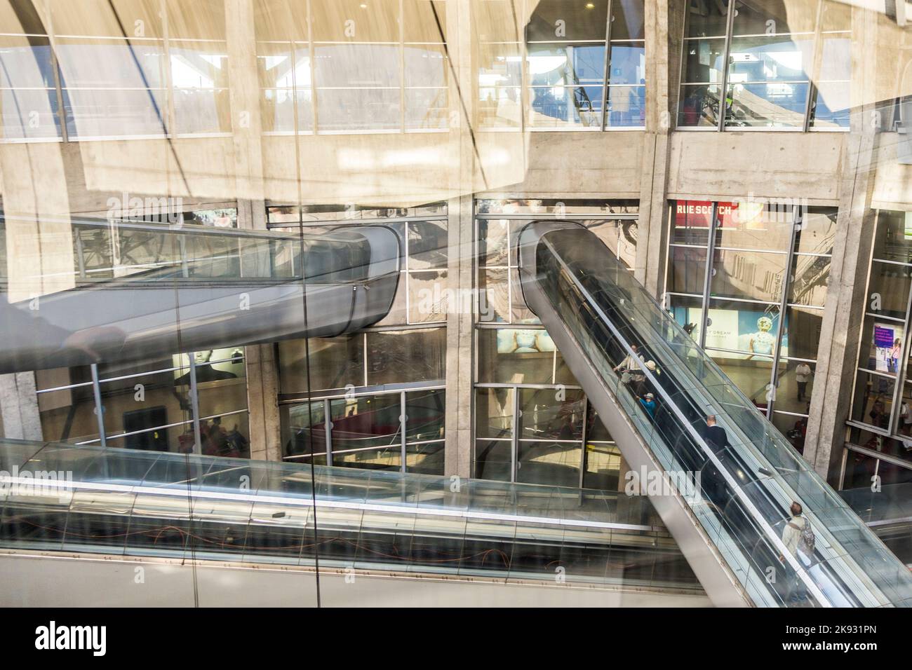 ROISSY, FRANCE - 9 JUIN 2015 : personnes à l'aéroport Charles de Gaulle. L'aéroport est l'un des plus grands aéroports d'Europe. Nommé en l'honneur de Charles de Gaulle, Banque D'Images