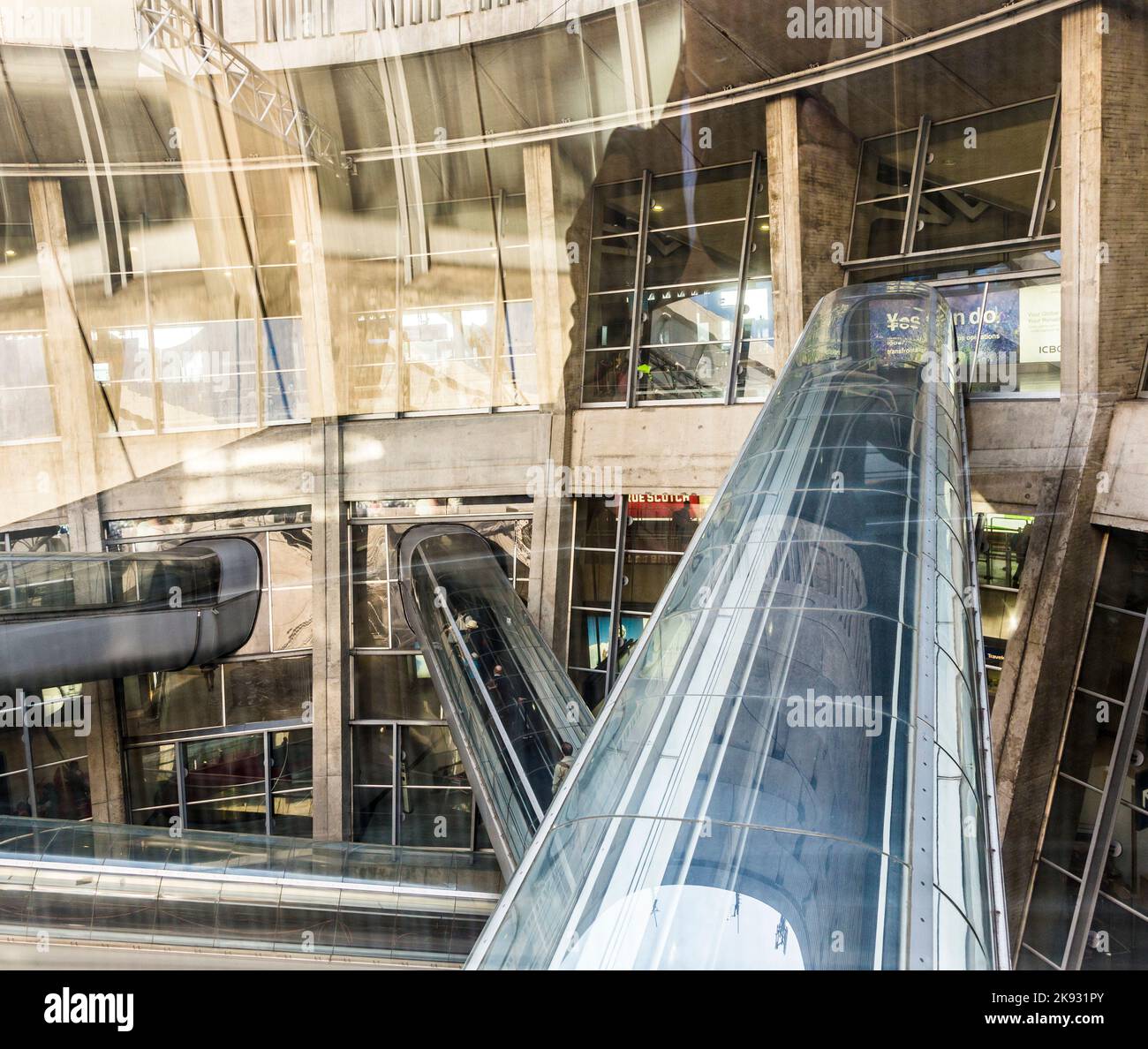 ROISSY, FRANCE - 9 JUIN 2015 : personnes à l'aéroport Charles de Gaulle. L'aéroport est l'un des plus grands aéroports d'Europe. Nommé en l'honneur de Charles de Gaulle, Banque D'Images