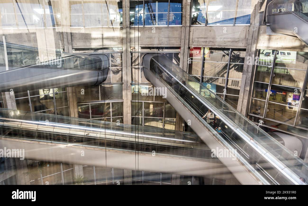 ROISSY, FRANCE - 9 JUIN 2015 : personnes à l'aéroport Charles de Gaulle. L'aéroport est l'un des plus grands aéroports d'Europe. Nommé en l'honneur de Charles de Gaulle, Banque D'Images