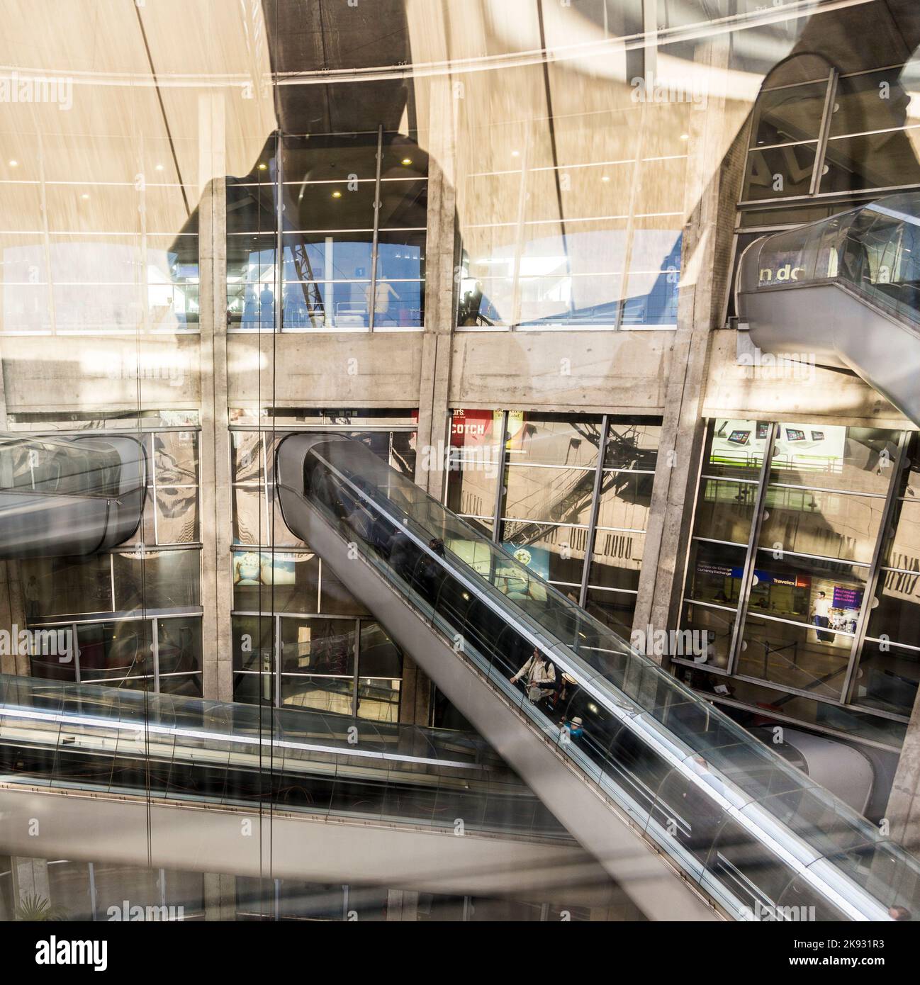 ROISSY, FRANCE - 9 JUIN 2015 : personnes à l'aéroport Charles de Gaulle. L'aéroport est l'un des plus grands aéroports d'Europe. Nommé en l'honneur de Charles de Gaulle, Banque D'Images