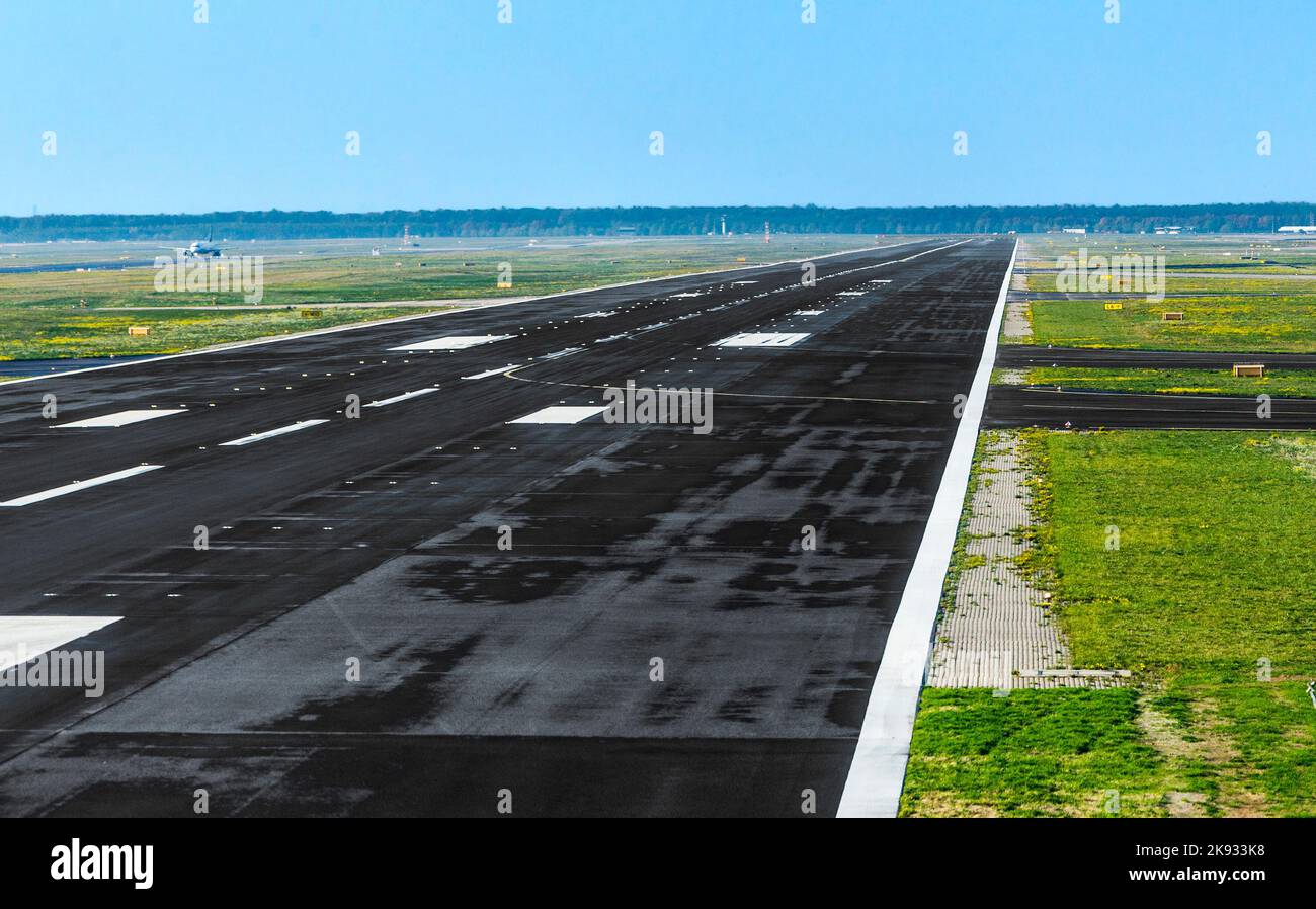 FRANCFORT, ALLEMAGNE - 20 octobre 2015 : piste mouillée à Francfort juste avant le décollage. L'aéroport international de Francfort était un ancien aéroport de Zeppelin. Banque D'Images