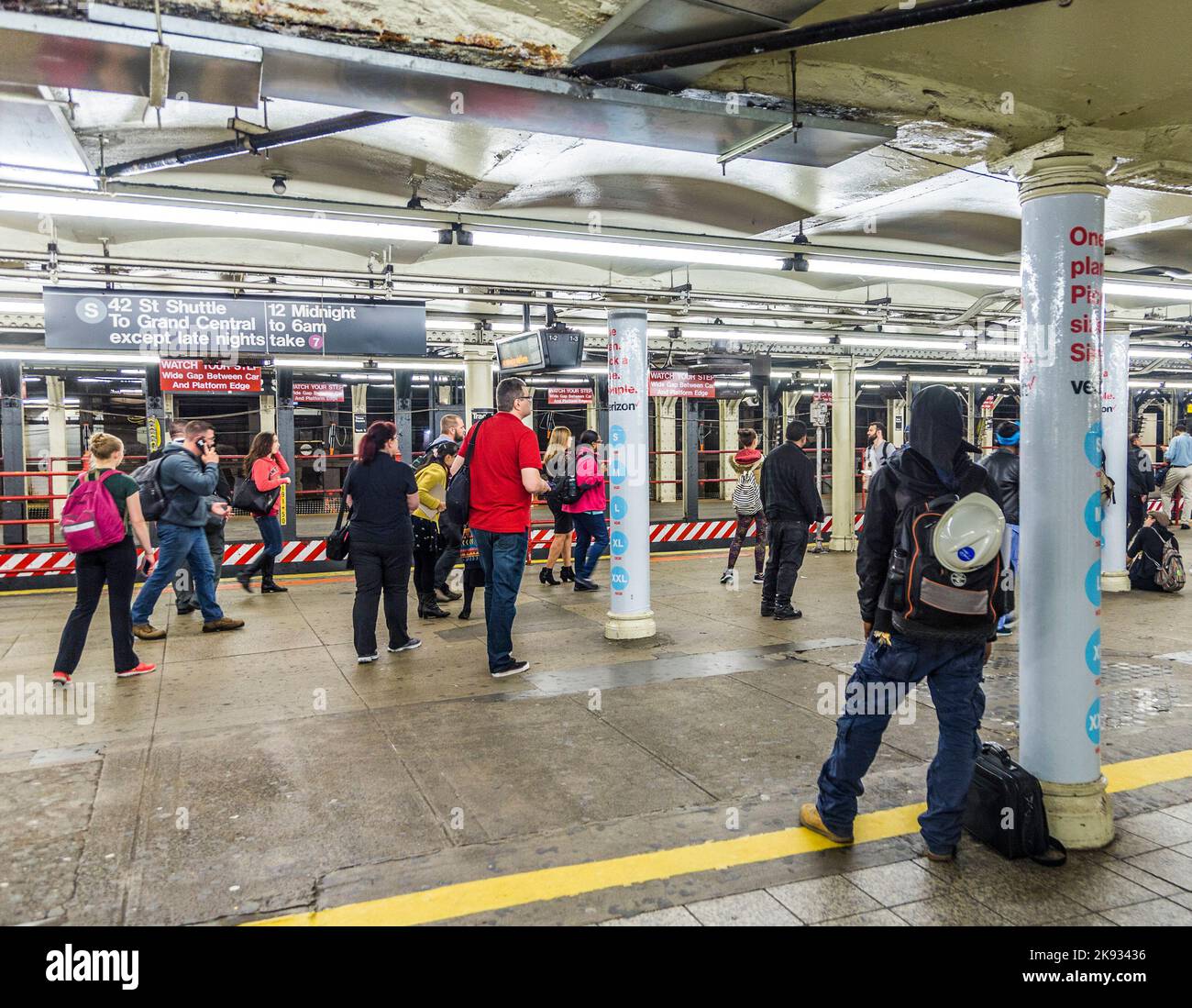 NEW YORK, USA - OCT 21 2015: Les gens attendent à la station de métro Times Square à New York. Avec 1,75 milliards de ridership annuels, NYC Subway est le 7th plus occupé Banque D'Images