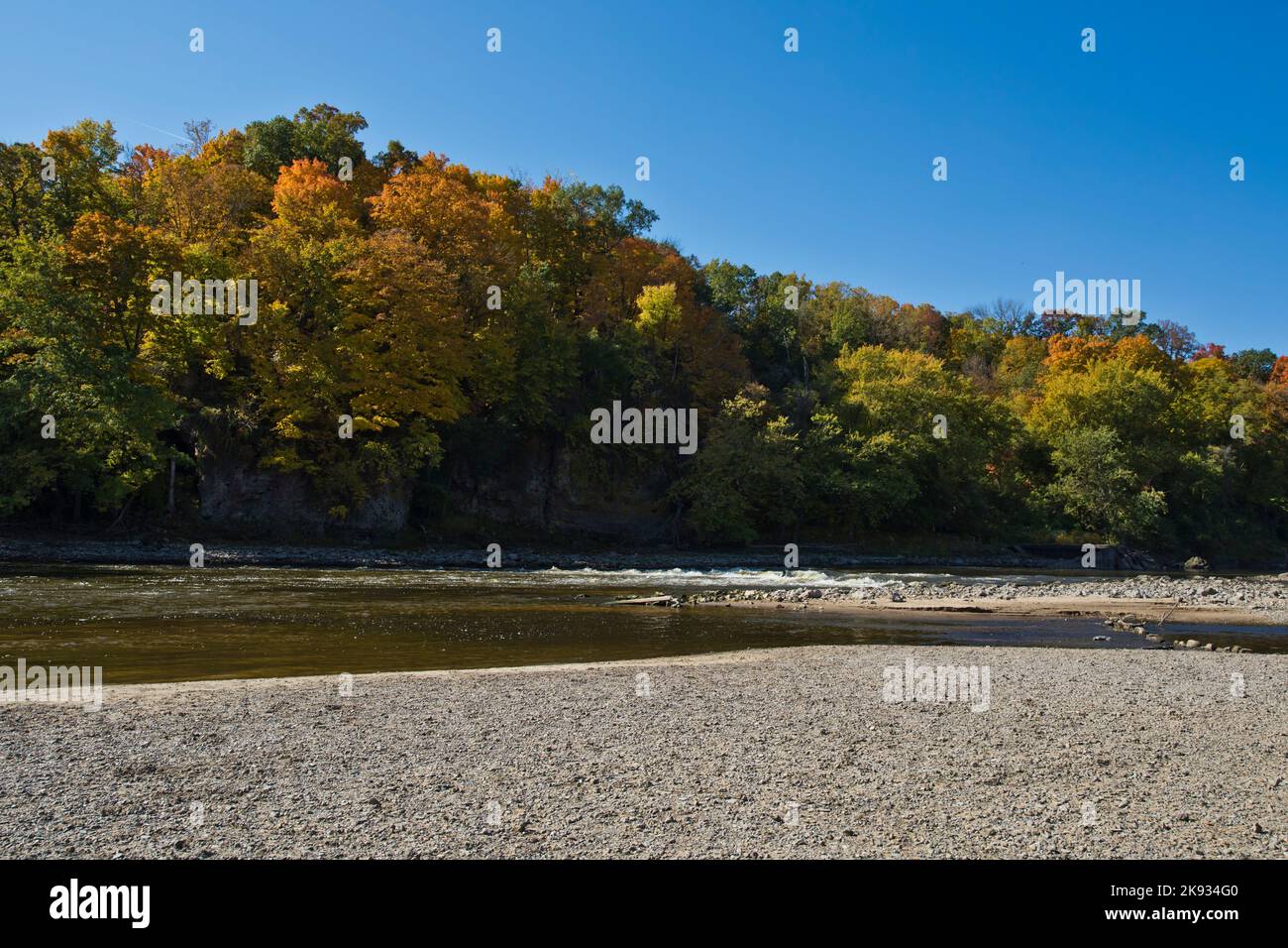 Feuillage d'automne et barre de sable le long de la rivière Cedar, le jour de l'automne en Iowa. Banque D'Images