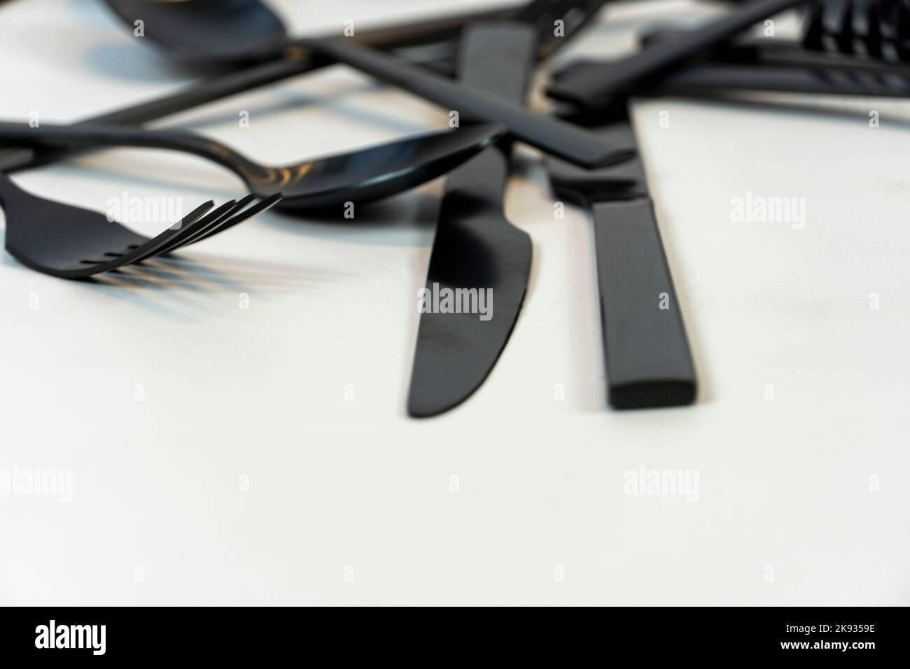 Vaisselle en métal noir ustensiles de coutellerie, fourchettes couteaux, cuillères sur fond gris mexcio Banque D'Images