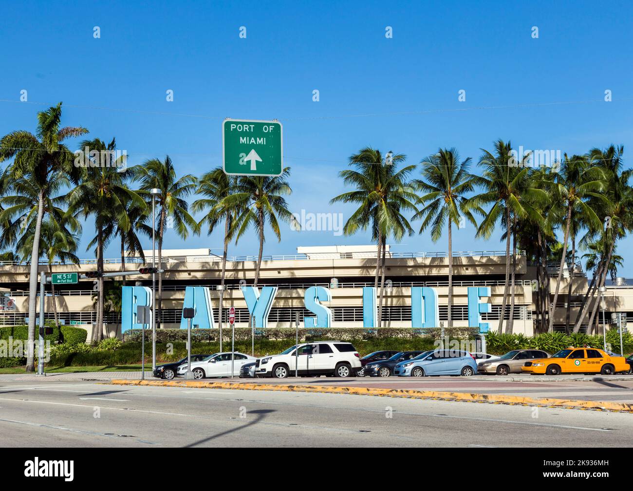 MIAMI, États-Unis 19 AOÛT 2014 : marché Bayside à Miami, États-Unis. C'est un marché de festival et le complexe de divertissement le plus haut dans le centre-ville de Miami Banque D'Images